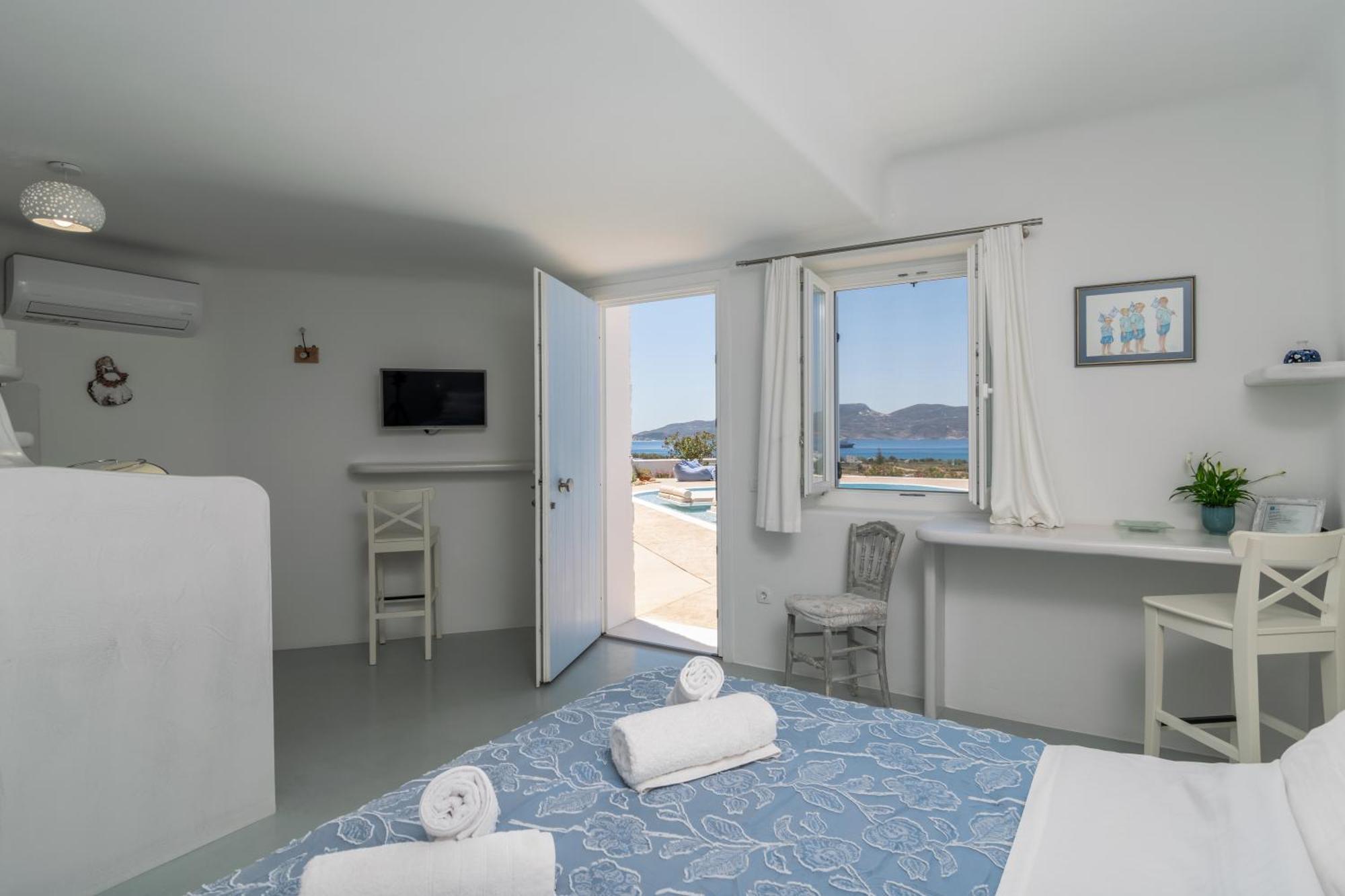 Blu And * Adamantas (Milos)
